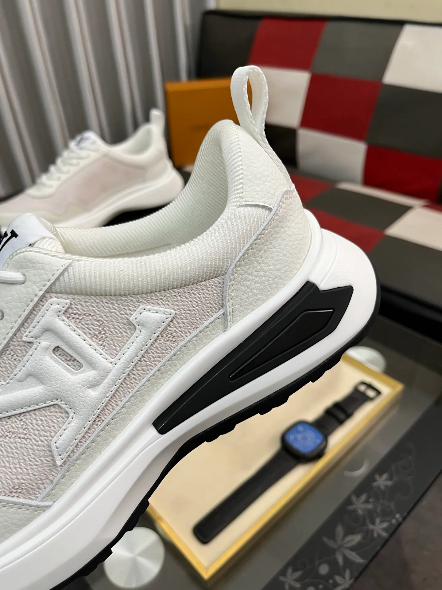 Men's shoes 💰458⌚️⌚️【LOUlS VUlTTON】Louis Vuitton ~ unique and casual style. LV counter purchasing 🏃casual shoes😍😍 Men's 2022 counters are on sale simultaneously, Italian imported brands select first-layer Italian cowhide. 🐑Sheepskin lining (refuses to discolor and rub feet) Sole: Original sole specially provided by the original factory 🎬Better in kind Size number: 38-443️⃣Colors available